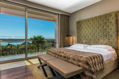 Superior Double Room with Lake View del hotel AP Lago Montargil Conference & Spa. Foto 1