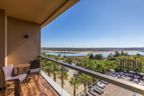 Superior Double Room with Lake View del hotel AP Lago Montargil Conference & Spa. Foto 4