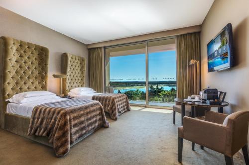 Superior Connecting Room with Lake View del hotel AP Lago Montargil Conference & Spa. Foto 6
