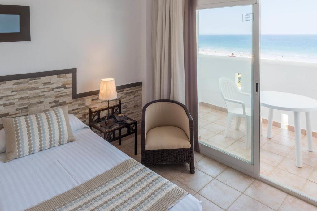 Habitación doble Vista Mar del hotel FERGUS Conil Park. Foto 3