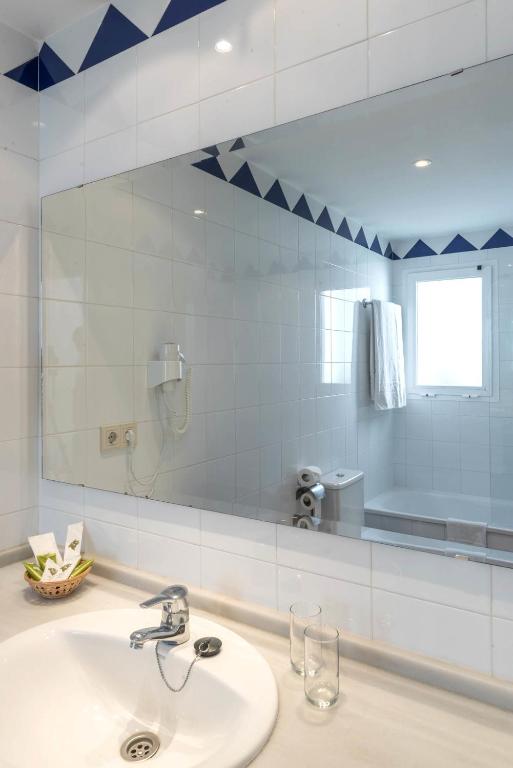 Habitación doble Económica del hotel FERGUS Conil Park. Foto 2