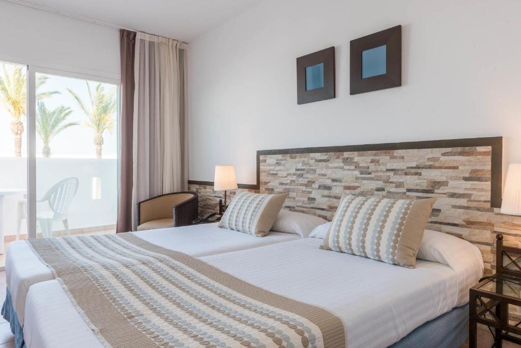 Habitación doble del hotel FERGUS Conil Park. Foto 2