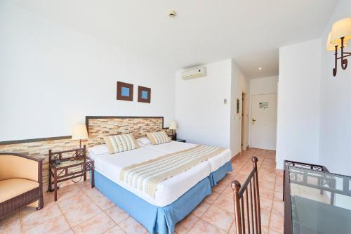 Habitación Doble Estándar - 2 camas del hotel FERGUS Conil Park. Foto 7