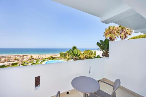 Habitación doble Vista Mar Balcón o Terraza 3 camas individuales del hotel FERGUS Conil Park. Foto 1