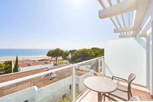 Habitación Doble Style con vistas al mar y terraza privada con bañera de hidromasaje del hotel FERGUS Conil Park. Foto 4