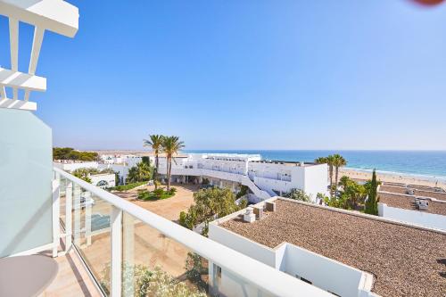 Habitación Doble Style con vistas al mar y terraza privada con bañera de hidromasaje del hotel FERGUS Conil Park. Foto 5