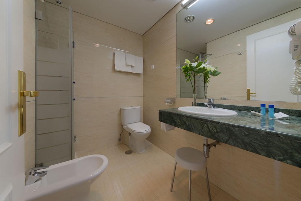 Habitación con 1 cama doble o 2 individuales, vistas al mar del hotel Puertobahia y SPA. Foto 5