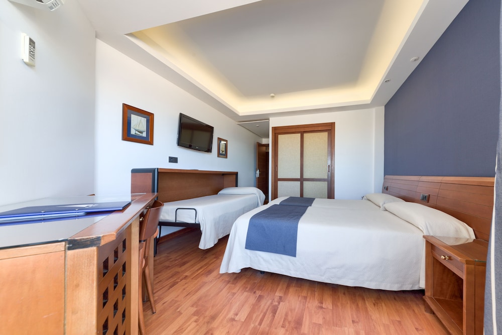 Habitación triple, vistas al mar (Double + 1 foldaway bed - 3A) del hotel Puertobahia y SPA
