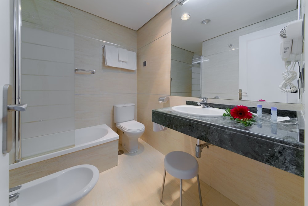 Habitación triple (Double + 1 foldaway bed - 2A+1C) del hotel Puertobahia y SPA. Foto 1