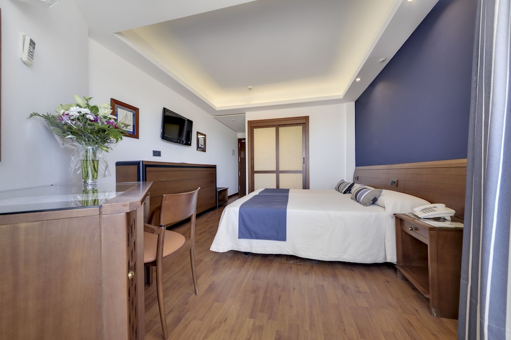 Habitación triple (Double + 1 foldaway bed - 3A) del hotel Puertobahia y SPA. Foto 2