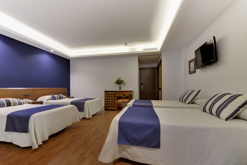 Habitación cuádruple del hotel Puertobahia y SPA. Foto 1