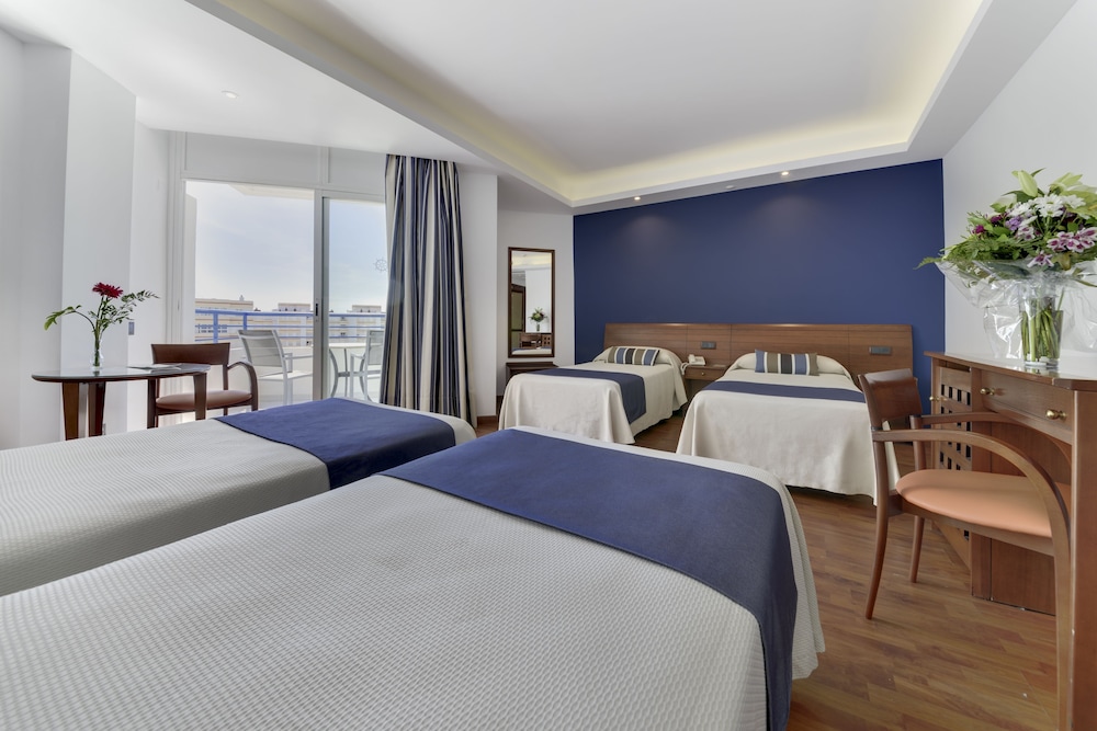 Habitación familiar del hotel Puertobahia y SPA. Foto 1