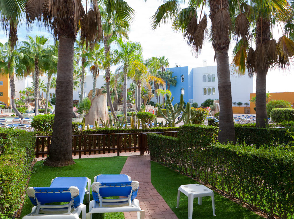 Habitación Doble Superior con jardín del hotel Playaballena Aquapark & Spa. Foto 2