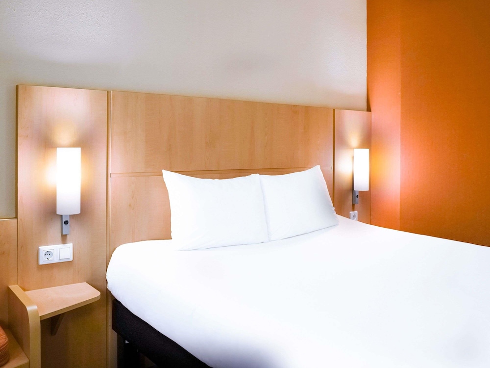 Habitacion Standard con 1 cama doble del hotel Ibis Gyor. Foto 1