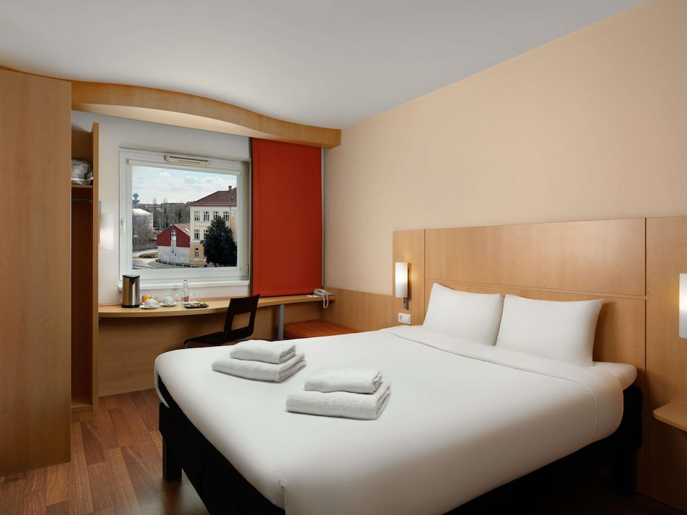 Habitacion Standard con 1 cama doble del hotel Ibis Gyor. Foto 5