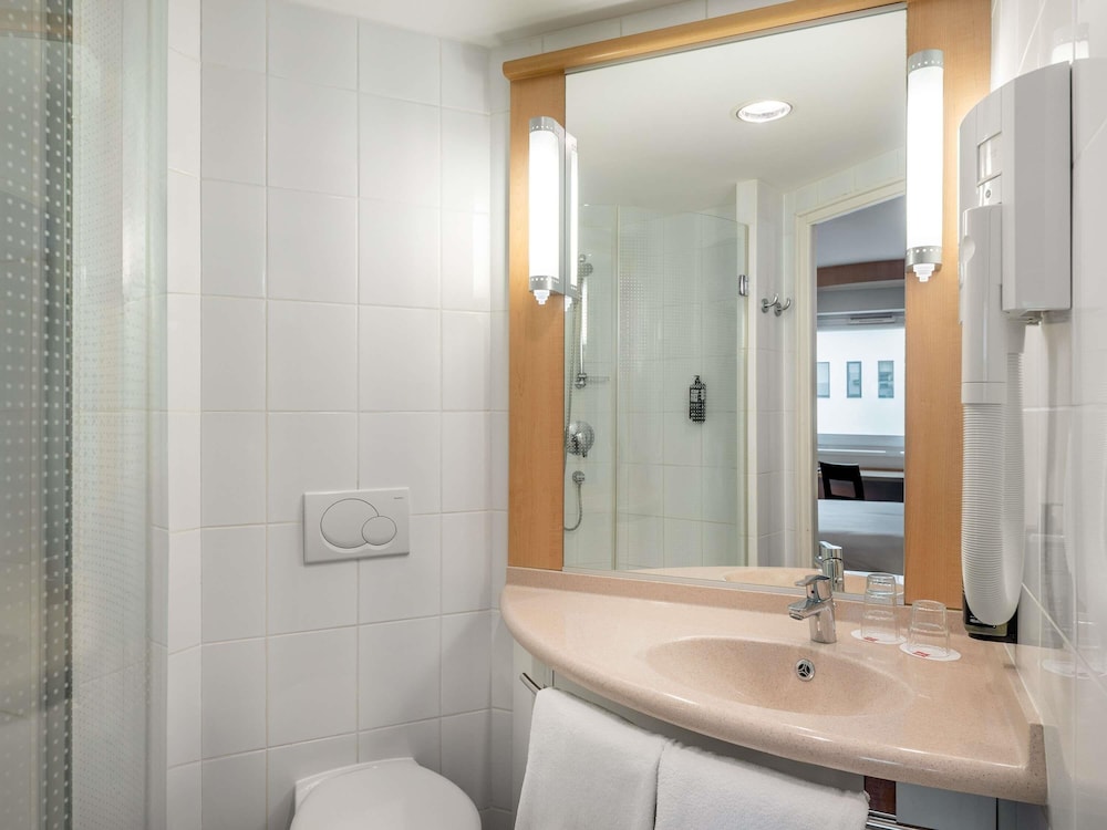 Habitacion Standard con 1 cama doble del hotel Ibis Gyor. Foto 7
