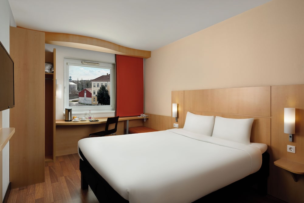 Habitacion Standard con 1 cama doble del hotel Ibis Gyor. Foto 8