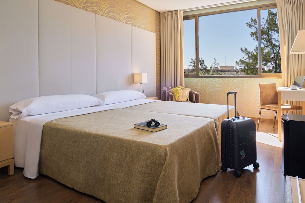 Habitación doble con cama supletoria para adultos del hotel Macia Doñana