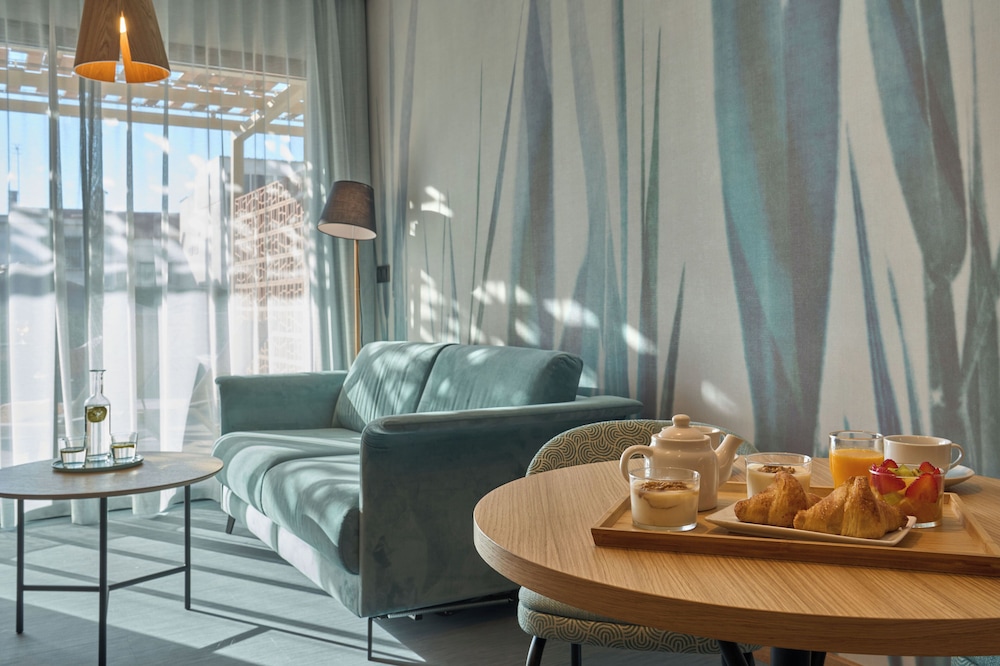 Junior Suite con Jacuzzi y Terraza con vista Piscina del hotel Macia Doñana. Foto 7