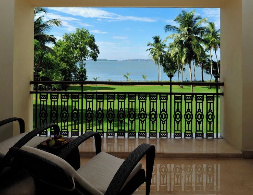 Habitación, 1 cama de matrimonio grande, balcón, vistas a la piscina del hotel Grand Hyatt Goa