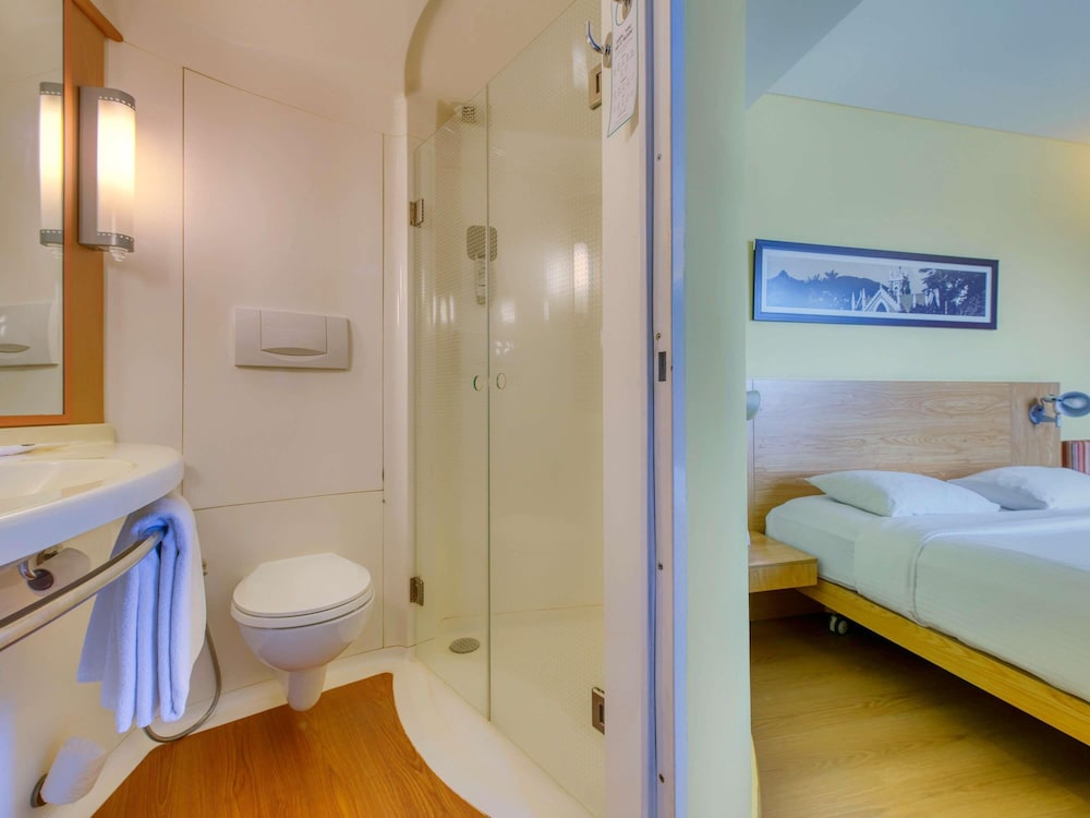 Habitación Deluxe con Dos Camas Individuales con Beneficio Extra - 15% de descuento en F&B, 2 prendas de lavandería y WiFi del hotel Ibis Bengaluru Outer Ring Road. Foto 4