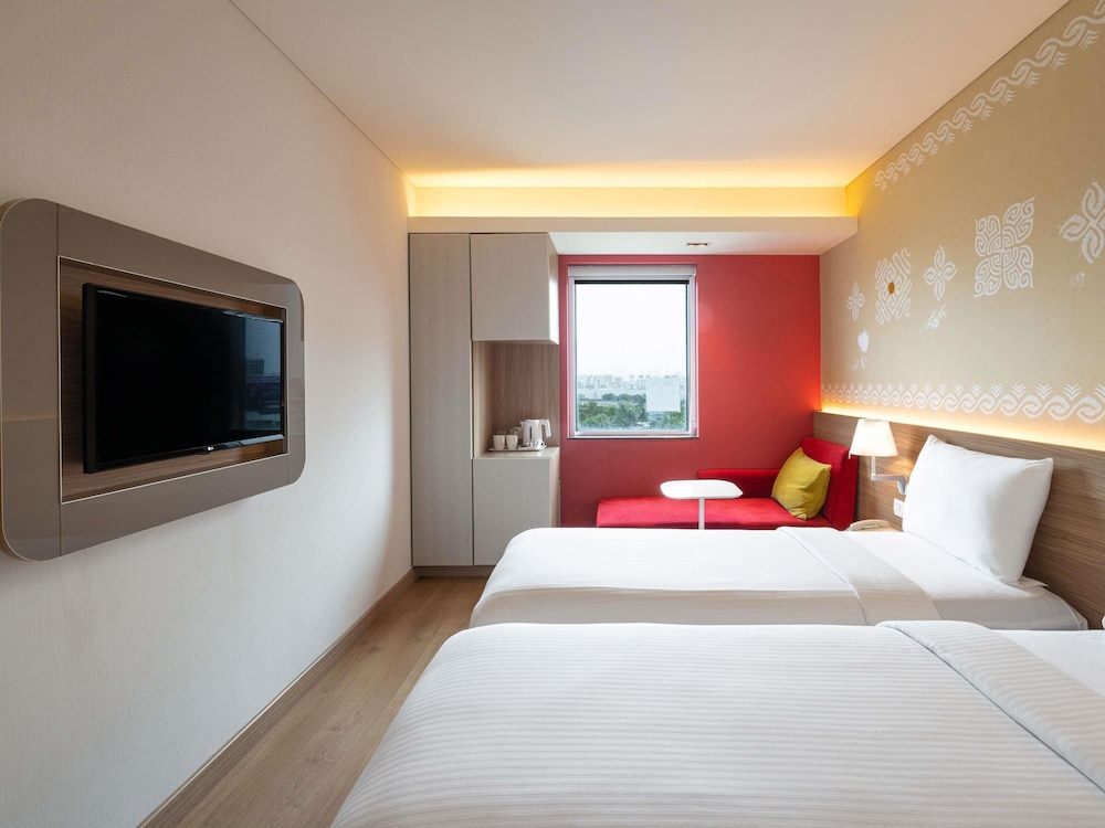 Habitación estándar con dos camas individuales del hotel Ibis Mumbai Airport. Foto 2