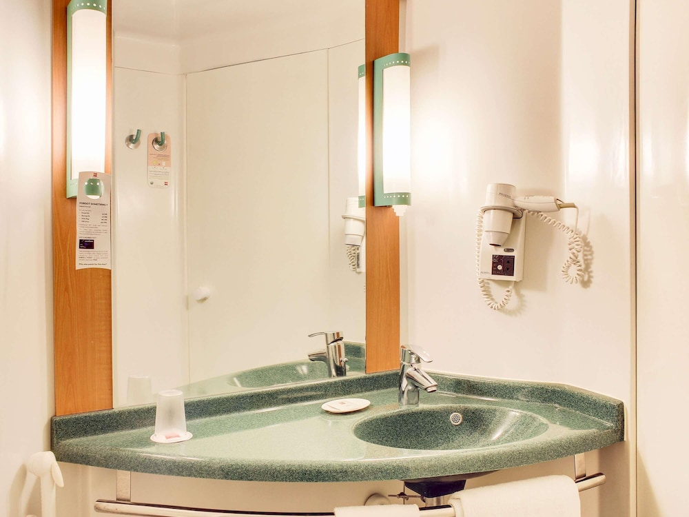 Habitación Superior con Cama Queen - Traslados al Aeropuerto Gratuitos del hotel Ibis Mumbai Airport. Foto 5
