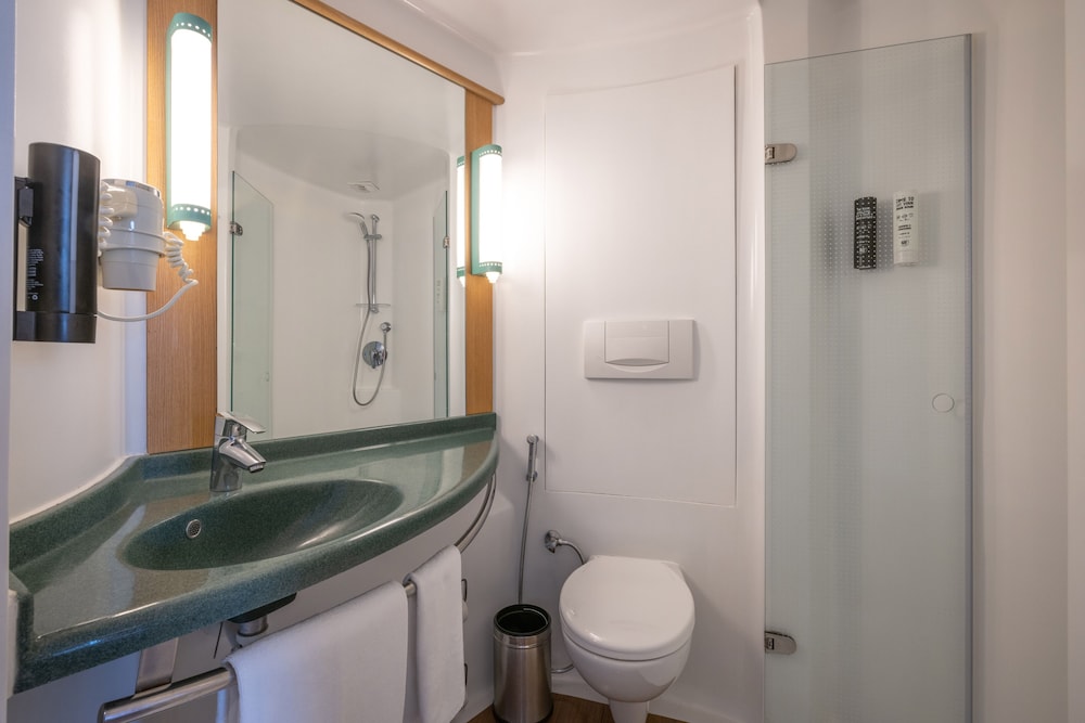 Habitación Superior con Cama Queen - Traslados al Aeropuerto Gratuitos del hotel Ibis Mumbai Airport. Foto 6