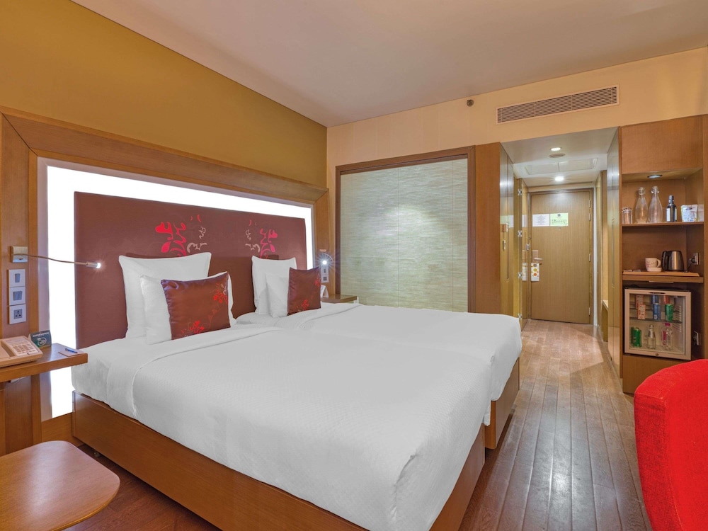 Habitación Premier con 1 cama individual del hotel Novotel Bengaluru Outer Ring Road. Foto 1