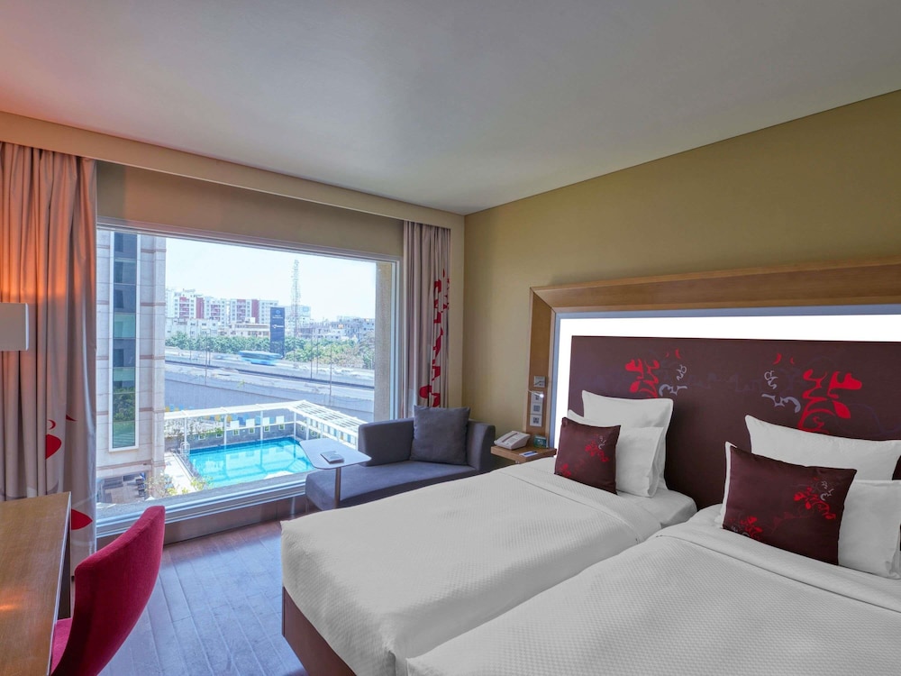 Habitación Premier con 1 cama individual del hotel Novotel Bengaluru Outer Ring Road. Foto 5