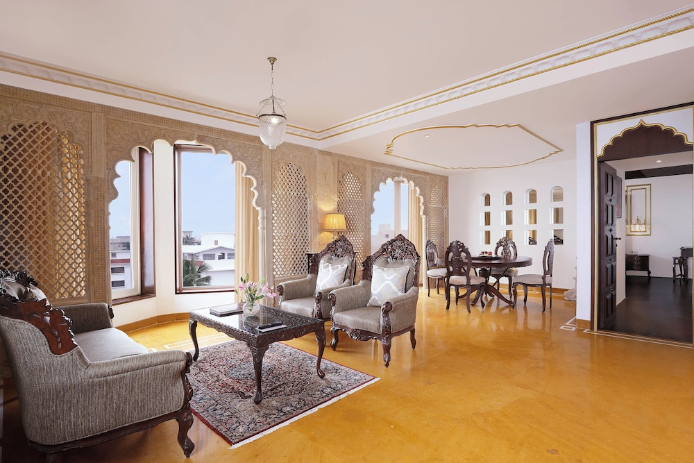 Suite Royal Cama King Vista Océano Desayuno Buffet, Acceso a Premier Lounge con Horario de Cócteles de 18:00 a 20:00 Hrs del hotel Novotel Mumbai Juhu Beach. Foto 6