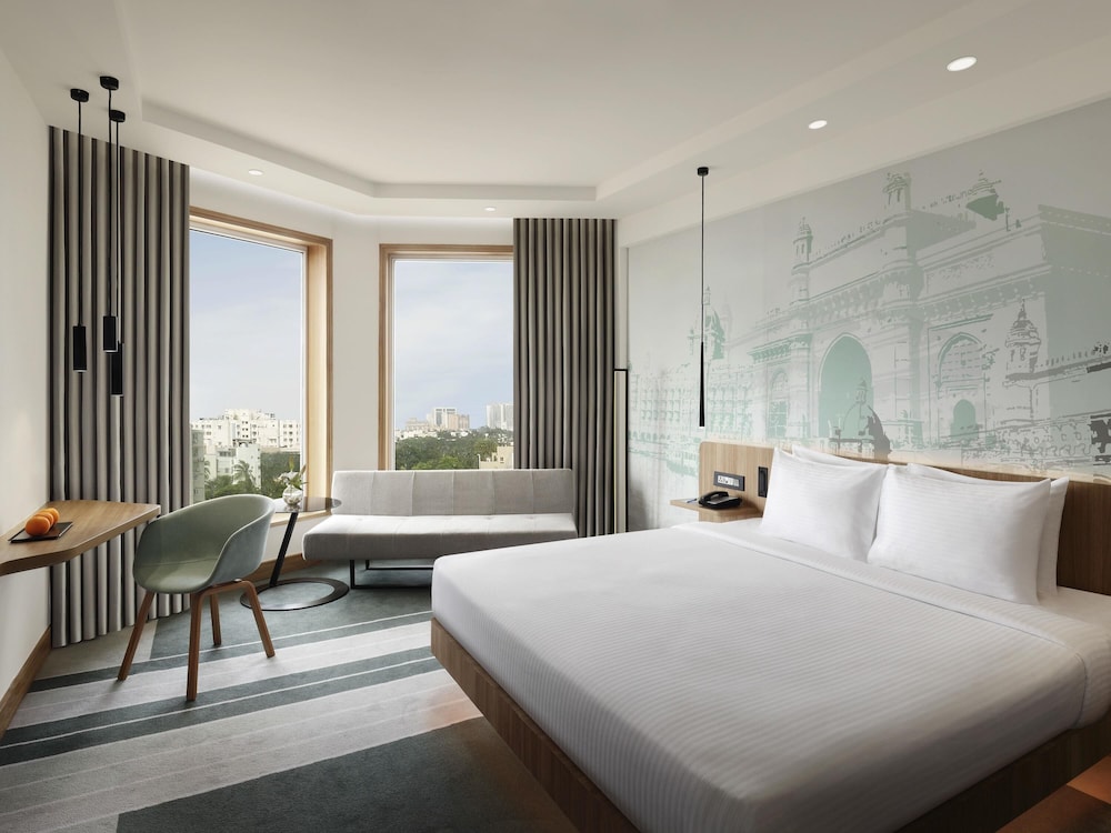 Premier Cama King Vista Ciudad - Planta Alta, Desayuno Buffet, Premier Lounge con Horario de Cócteles de 18:00 a 20:00 Hrs del hotel Novotel Mumbai Juhu Beach