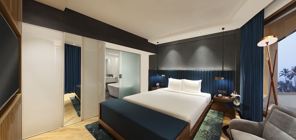 Suite Ejecutiva Cama King Vista Ciudad - Desayuno Buffet, Acceso a Premier Lounge con Horario de Cócteles de 18:00 a 20:00 Hrs del hotel Novotel Mumbai Juhu Beach. Foto 1