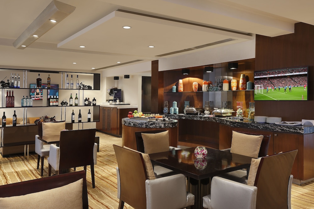 Suite Ejecutiva Cama King Vista Océano - Desayuno Buffet, Acceso a Premier Lounge con Horario de Cócteles de 18:00 a 20:00 Hrs del hotel Novotel Mumbai Juhu Beach. Foto 9