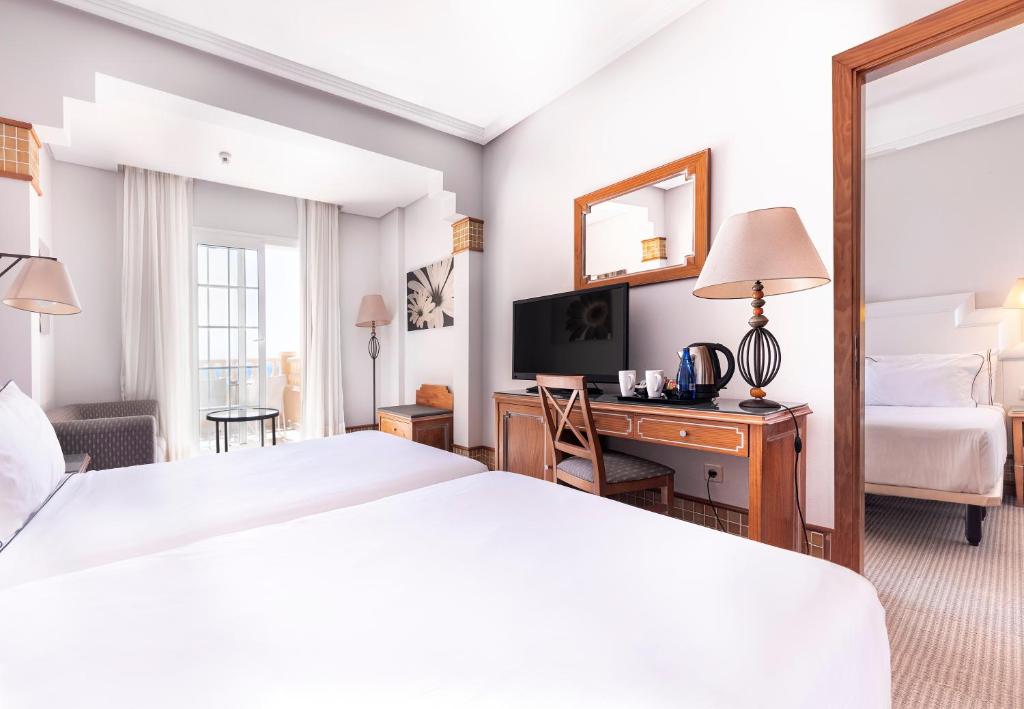 Habitación familiar Vista Parcial Mar Comunicada del hotel Meliá Isla Canela. Foto 1