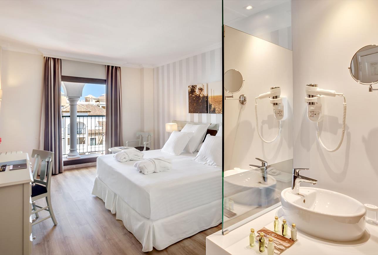 Habitación doble Lujo Vista Piscina Balcón o Terraza del hotel Barceló Isla Canela