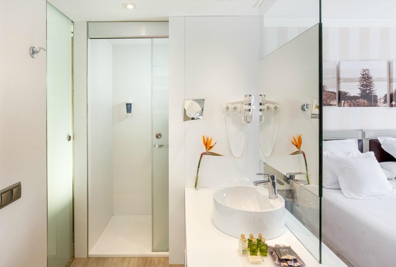 Habitación doble Lujo Vista Piscina Balcón o Terraza del hotel Barceló Isla Canela. Foto 1