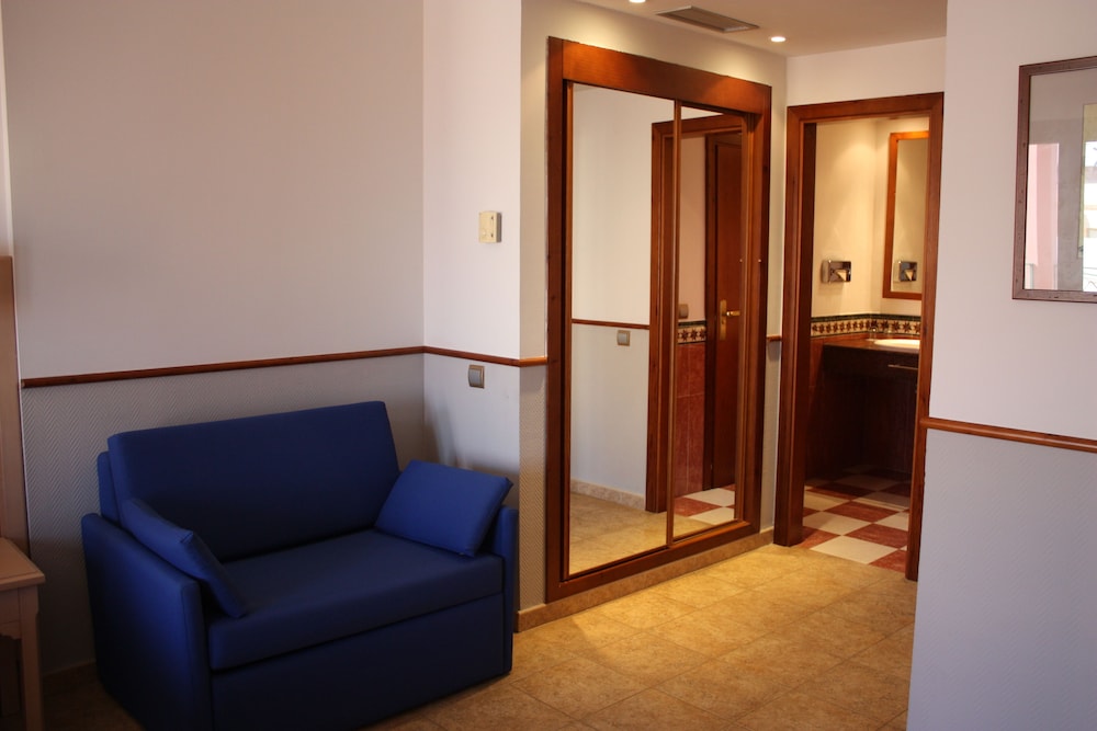 Habitación doble superior, con salón del hotel Playacanela. Foto 9