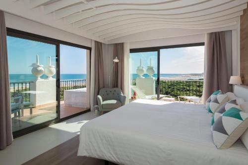 Habitación Doble Deluxe del hotel TUI Blue Isla Cristina Palace. Foto 2