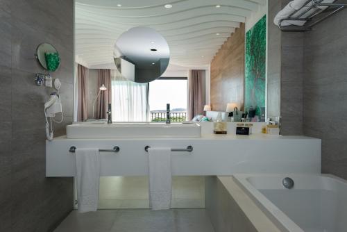 Habitación Doble Deluxe del hotel TUI Blue Isla Cristina Palace. Foto 14