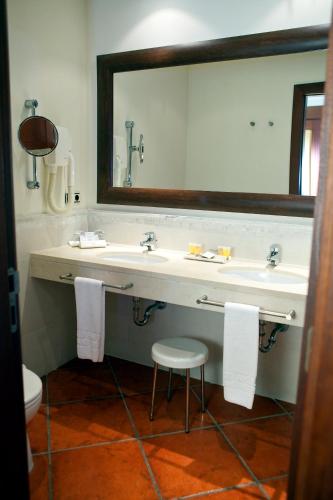 Habitación Doble Abuhardillada del hotel Puerto Antilla Grand. Foto 5