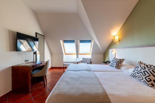 Habitación Doble Abuhardillada del hotel Puerto Antilla Grand. Foto 9