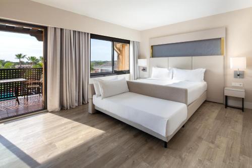 Habitación Doble Deluxe adaptada para personas de movilidad reducida - 1 cama extragrande del hotel DoubleTree by Hilton Islantilla Beach Golf Resort