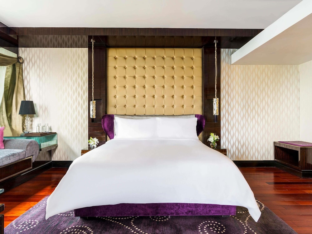 SUITE JUNIOR KING, DESAYUNO, MERIENDA, HORAS DE CÓCTEL, SALA DE REUNIONES POR 1 HORA, TRANSFER AL AEROPUERTO del hotel Sofitel Mumbai Bkc. Foto 3