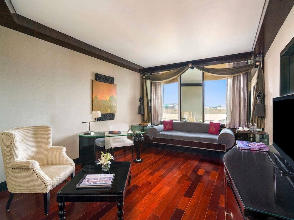 SUITE OPERA KING, DESAYUNO, MERIENDA, HORAS DE CÓCTEL, SALA DE REUNIONES POR 1 HORA, TRANSFER AL AEROPUERTO del hotel Sofitel Mumbai Bkc