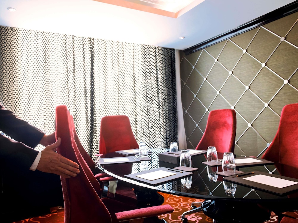 SUITE OPERA KING, DESAYUNO, MERIENDA, HORAS DE CÓCTEL, SALA DE REUNIONES POR 1 HORA, TRANSFER AL AEROPUERTO del hotel Sofitel Mumbai Bkc. Foto 6