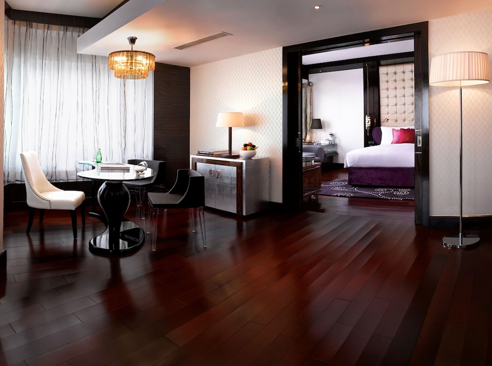 SUITE PRESTIGE KING, DESAYUNO, MERIENDA, HORAS DE CÓCTEL, SALA DE REUNIONES POR 1 HORA, TRANSFER AL AEROPUERTO del hotel Sofitel Mumbai Bkc. Foto 2