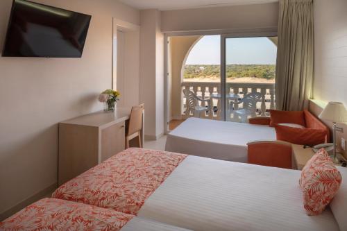 Habitación doble Vista Piscina Vista ciudad Sofá Cama incluido 2 Camas individuales del hotel Gran Hotel del Coto. Foto 4