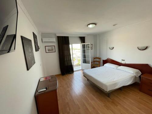 Habitación con cama grande y balcón del hotel Carabela Santa María. Foto 1