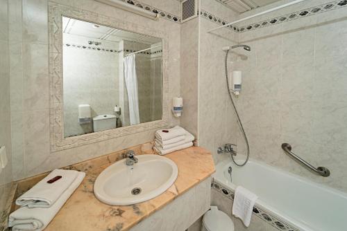 Habitación Doble con terraza del hotel Carabela Santa María. Foto 3